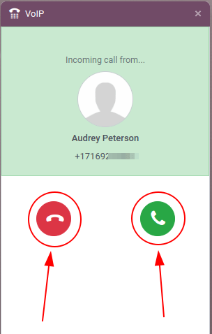 Inkomend gesprek op de VoIP-widget, waarbij de knoppen voor het beantwoorden van gesprekken en het weigeren van gesprekken zijn gemarkeerd.